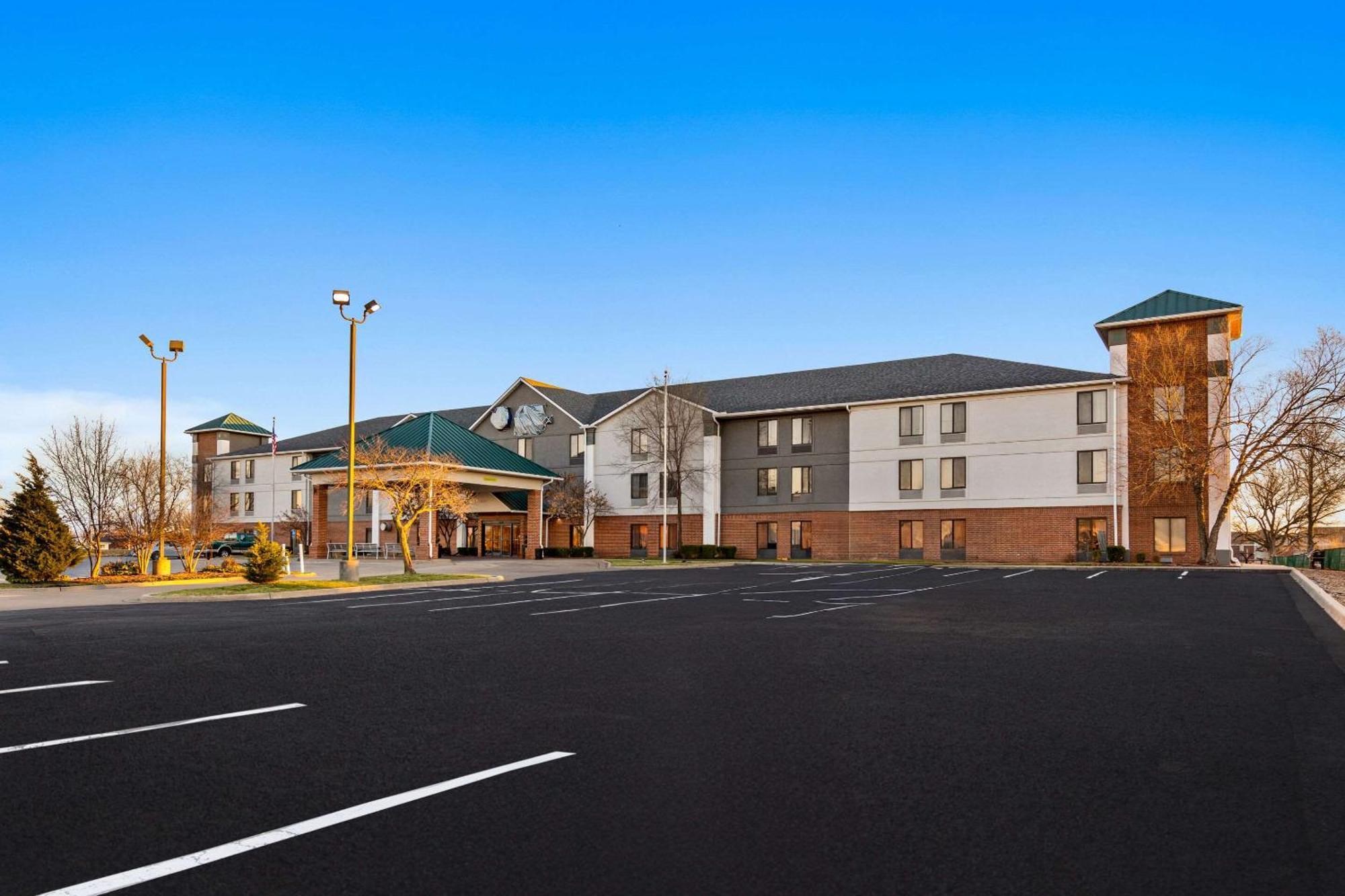 Quality Inn Warrensburg Exterior photo